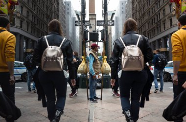 New York, ABD - Eyl 24, 2018: Manhattan yansımaları sokak sahne. New York ve New Yorklu dükkanlar ve binaların cam windows yansıması.