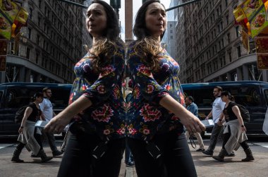 New York, ABD - Eyl 24, 2018: Manhattan yansımaları sokak sahne. New York ve New Yorklu dükkanlar ve binaların cam windows yansıması.