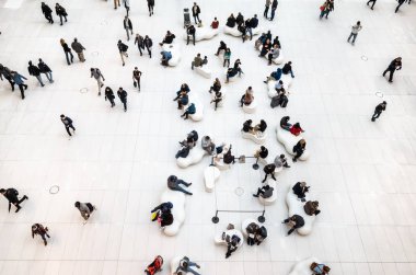 New York, Amerika Birleşik Devletleri - 28 Eylül 2018: Görüntü insan NYC bir modern iş merkezinin lobide