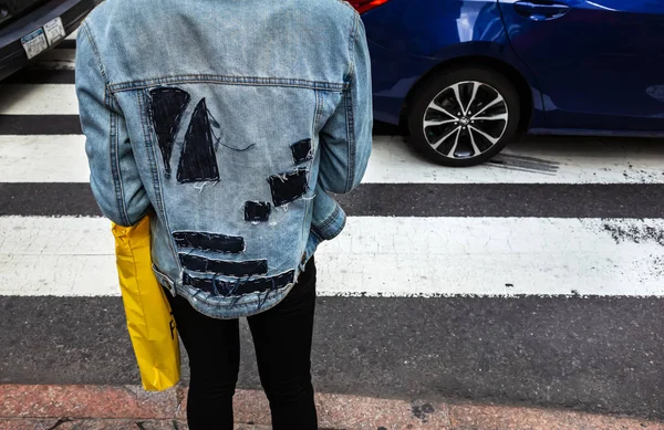 2018 맨하탄 맨하탄 뉴욕시에서 횡단보도에 재킷에 — 스톡 사진