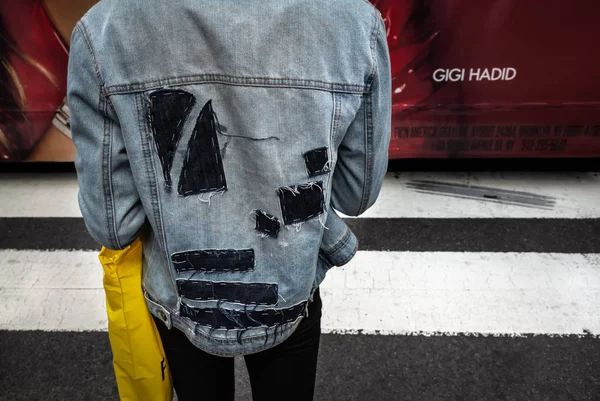 2018年9月24日 曼哈顿街的场景 在纽约市曼哈顿的一个行人过路处 一条牛仔夹克上有大黑补丁的女人向后看 — 图库照片