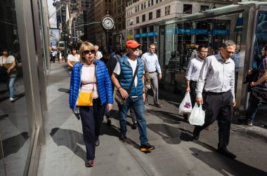 New York, ABD - Eylül 24, 2018: New York ve New Yorklu. Manhattan sokak sahne. New York City sokaklarında Amerikalılar. İnsanlar sabah erkenden işe gitmem.