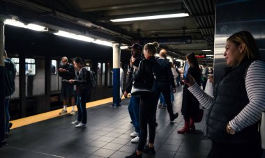 New York, ABD - Eylül 24, 2018: New York ve New Yorklu. New York City Metro. Onların tren bekliyorsun akıllı telefonlar ile yolcu