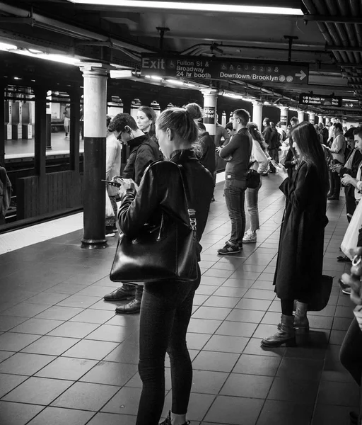 2018 그리고 뉴욕시 지하철입니다 스마트폰 그들의 기차를 기다리는 — 스톡 사진