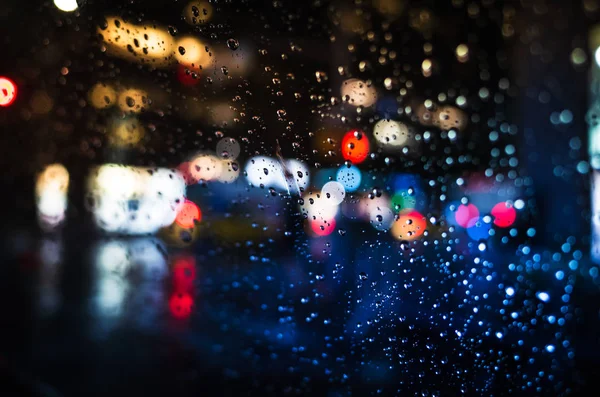 ネオンの光と夜の時間を雨で車でニューヨーク市の通り背景をぼかした写真 — ストック写真