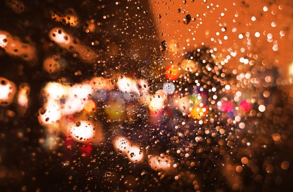 模糊纽约市街道背景与 Waterdrops 霓虹灯和汽车在下雨晚的时间 — 图库照片