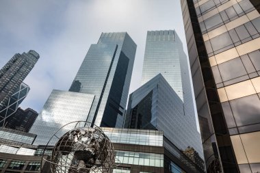 New York, ABD - Eylül 16, 2017: Dünya Trump Towers adlı Columbus Circle Manhattan'ın önünde ikonik heykel. Paslanmaz çelik Unisphere heykel Kim Brandell tarafından