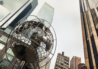 New York, ABD - Eylül 16, 2017: Dünya Trump Towers adlı Columbus Circle Manhattan'ın önünde ikonik heykel. Paslanmaz çelik Unisphere heykel Kim Brandell tarafından