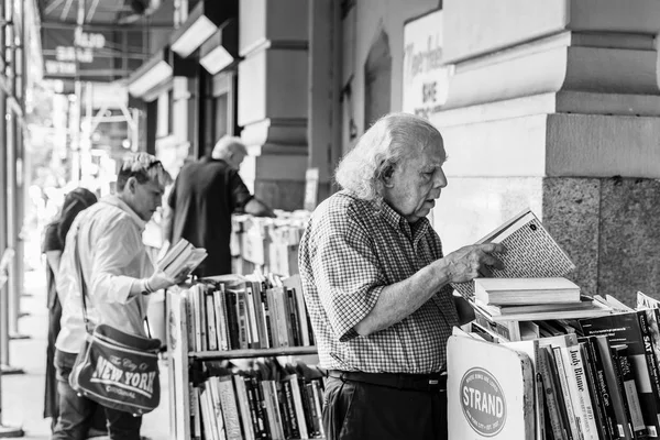 วยอร สหร ฐอเมร นยายน 2017 ภาพขาวด าของ Strand Book Store — ภาพถ่ายสต็อก