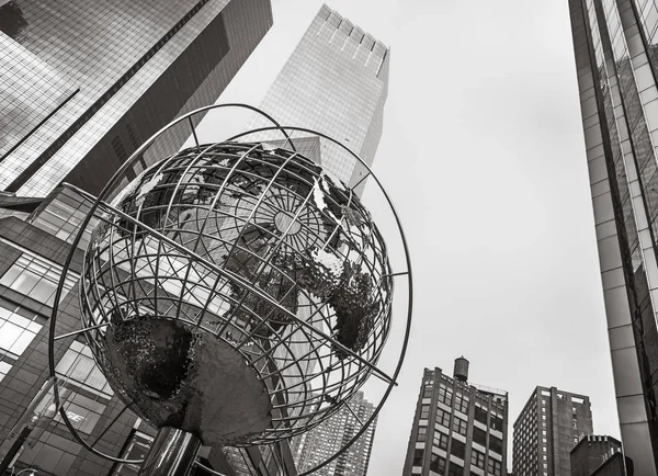 マンハッタンのコロンバス サークルでトランプ タワーの前に地球の象徴的な彫刻のニューヨーク Sep 2017 黒と白のイメージ Brandell によるステンレス鋼ユニスフィア彫刻 — ストック写真
