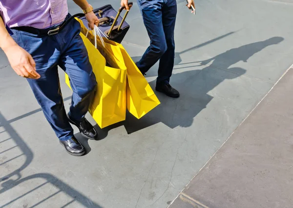 Manhattan Street Scene Two Young Men Yellow Paper Bags Suitcase — Stock Photo, Image