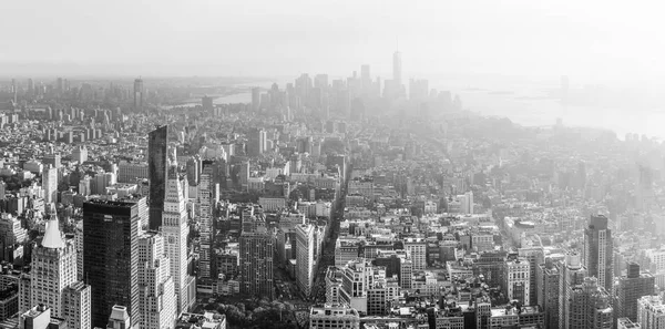 マンハッタン通りや屋根のニューヨーク Sep 2017 黒と白のイメージ ニューヨーク市のスカイライン エンパイア ステート ビルディングから見たマンハッタン — ストック写真