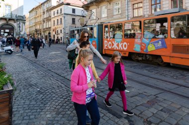 Lviv, Ukrayna - 13 Ekim 2018: Sokakları ve güneşli bir sonbahar gününde eski Lviv şehir'in mimaride. Lviv şehir ve Lviv eski insanlar beldesi
