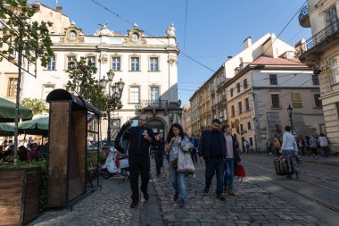 Lviv, Ukrayna - 13 Ekim 2018: Sokakları ve güneşli bir sonbahar gününde eski Lviv şehir'in mimaride. Lviv şehir ve Lviv eski insanlar beldesi