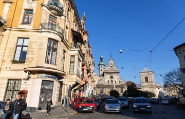 Lviv, Ukrayna - 13 Ekim 2018: Sokakları ve güneşli bir sonbahar gününde eski Lviv şehir'in mimaride. Lviv şehir ve Lviv eski insanlar beldesi
