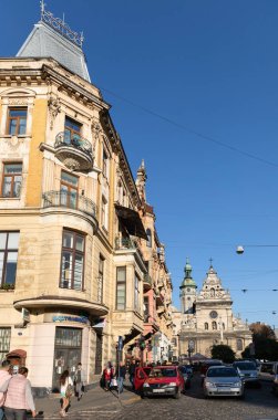Lviv, Ukrayna - 13 Ekim 2018: Sokakları ve güneşli bir sonbahar gününde eski Lviv şehir'in mimaride. Lviv şehir ve Lviv eski insanlar beldesi