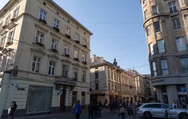Lviv, Ukrayna - 13 Ekim 2018: Sokakları ve güneşli bir sonbahar gününde eski Lviv şehir'in mimaride. Lviv şehir ve Lviv eski insanlar beldesi