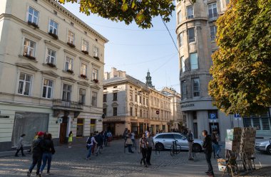 Lviv, Ukrayna - 13 Ekim 2018: Sokakları ve güneşli bir sonbahar gününde eski Lviv şehir'in mimaride. Lviv şehir ve Lviv eski insanlar beldesi