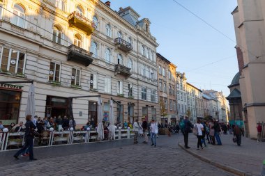 Lviv, Ukrayna - 13 Ekim 2018: Sokakları ve güneşli bir sonbahar gününde eski Lviv şehir'in mimaride. Lviv şehir ve Lviv eski insanlar beldesi