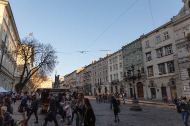 Lviv, Ukrayna - 13 Ekim 2018: Sokakları ve güneşli bir sonbahar gününde eski Lviv şehir'in mimaride. Lviv şehir ve Lviv eski insanlar beldesi