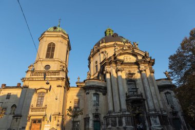 Lviv, Ukrayna - 13 Ekim 2018: Sokakları ve güneşli bir sonbahar gününde eski Lviv şehir'in mimaride. Lviv şehir ve Lviv eski insanlar beldesi