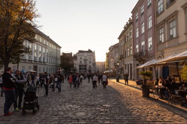 Lviv, Ukrayna - 13 Ekim 2018: Sokakları ve güneşli bir sonbahar gününde eski Lviv şehir'in mimaride. Lviv şehir ve Lviv eski insanlar beldesi