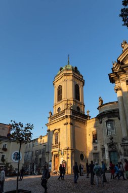 Lviv, Ukrayna - 13 Ekim 2018: Sokakları ve güneşli bir sonbahar gününde eski Lviv şehir'in mimaride. Lviv şehir ve Lviv eski insanlar beldesi