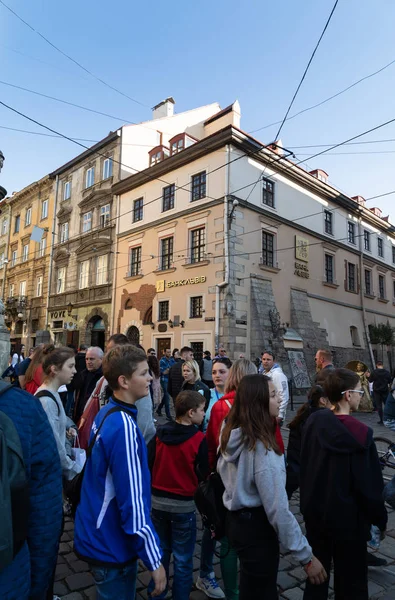 利沃夫 乌克兰 2018年10月13日 老利沃夫城市的街道和建筑在一个晴朗的秋天的一天 利沃夫和利沃夫老城与人 — 图库照片