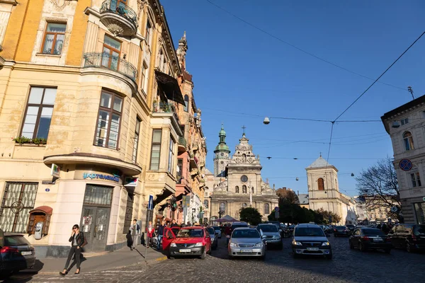 Lviv, Ukrayna - 13 Ekim 2018: Sokakları ve güneşli bir sonbahar gününde eski Lviv şehir'in mimaride. Lviv şehir ve Lviv eski insanlar beldesi