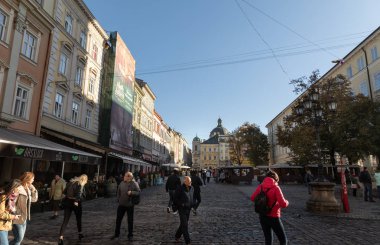 Lviv, Ukrayna - 14 Ekim 2018: Sokakları ve güneşli bir sonbahar gününde eski Lviv şehir'in mimaride. Lviv şehir ve Lviv eski insanlar beldesi