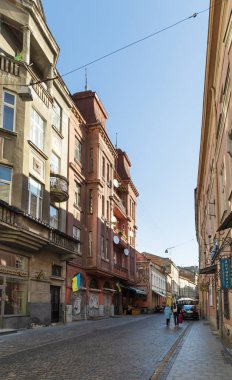 Lviv, Ukrayna - 14 Ekim 2018: Sokakları ve güneşli bir sonbahar gününde eski Lviv şehir'in mimaride. Lviv şehir ve Lviv eski insanlar beldesi