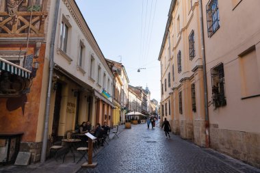 Lviv, Ukrayna - 14 Ekim 2018: Sokakları ve güneşli bir sonbahar gününde eski Lviv şehir'in mimaride. Lviv şehir ve Lviv eski insanlar beldesi