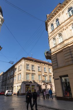 Lviv, Ukrayna - 14 Ekim 2018: Sokakları ve güneşli bir sonbahar gününde eski Lviv şehir'in mimaride. Lviv şehir ve Lviv eski insanlar beldesi