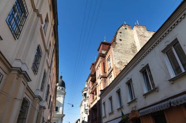 Lviv, Ukrayna - 14 Ekim 2018: Sokakları ve güneşli bir sonbahar gününde eski Lviv şehir'in mimaride. Lviv şehir ve Lviv eski insanlar beldesi