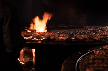 Lviv, Ukrayna - 13 Ekim 2018: Arsenal kaburga ve ruhları. Silah deposuna yakınındaki Orta Çağ temalı restoran. Turistler arasında çok popüler bir yer. Hareketli görüntü bulanık. Hareket bulanık görüntü.