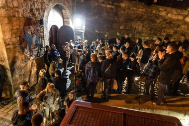 Lviv, Ukrayna - 13 Ekim 2018: Arsenal kaburga ve ruhları. Silah deposuna yakınındaki Orta Çağ temalı restoran. Turistler arasında çok popüler yer. 