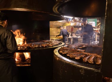 Lviv, Ukrayna - 13 Ekim 2018: Arsenal kaburga ve ruhları. Silah deposuna yakınındaki Orta Çağ temalı restoran. Turistler arasında çok popüler yer. 