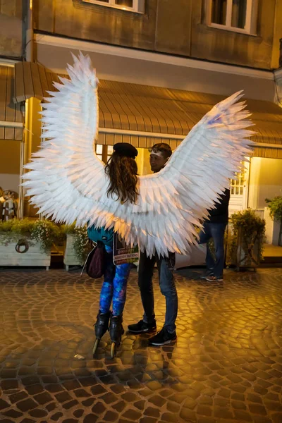 Lviv Ucrânia Outubro 2018 Jovem Com Asas Anjo Patins Nas — Fotografia de Stock