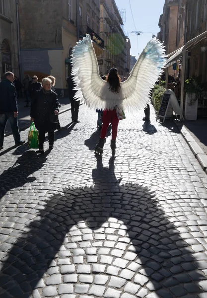 利沃夫 乌克兰 2018年10月14日 在利沃夫街头的天使翅膀和滚轮的年轻女孩 — 图库照片