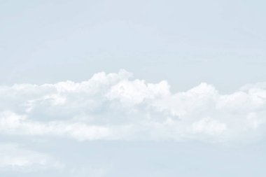 Bulanık doğal arka plan kopya alanı ile ışık mavi tonalite bulutlarda ile
