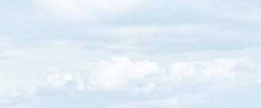 Bulanık doğal arka plan kopya alanı ile ışık mavi tonalite bulutlarda ile