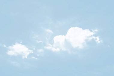 Bulanık doğal arka plan kopya alanı ile ışık mavi tonalite bulutlarda ile