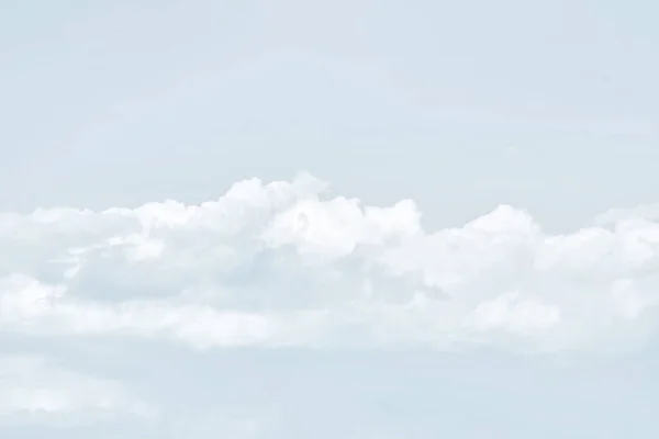 Размытый Абстрактный Естественный Фон Облаками Светло Голубой Тональности Копированием Пространства — стоковое фото