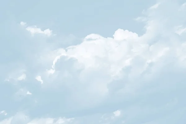 コピー スペースと光の青い色調で雲と抽象的な自然背景をぼかし — ストック写真