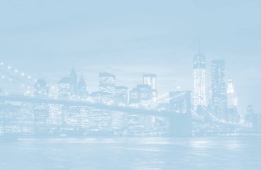 Işıkları ve yansımaları ışık mavi görüntü Brooklyn Köprüsü, Doğu Nehri ve Manhattan. New York City