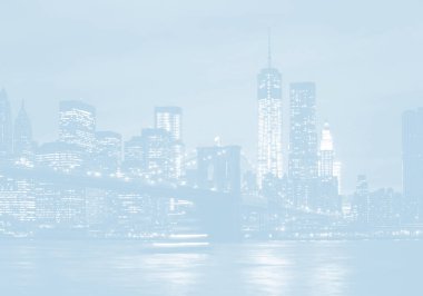Işıklar ve yansımaları ile gece ışık mavi görüntü Brooklyn Köprüsü, Doğu Nehri ve Manhattan. New York City
