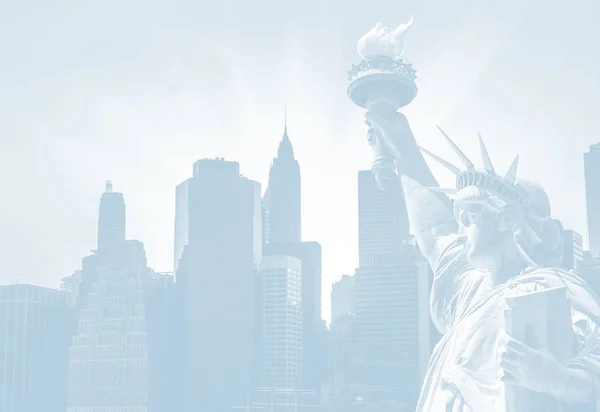 Hafif Mavi Görüntü New York Sembolleri Manhattan Siluetinin Özgürlük Heykeli — Stok fotoğraf
