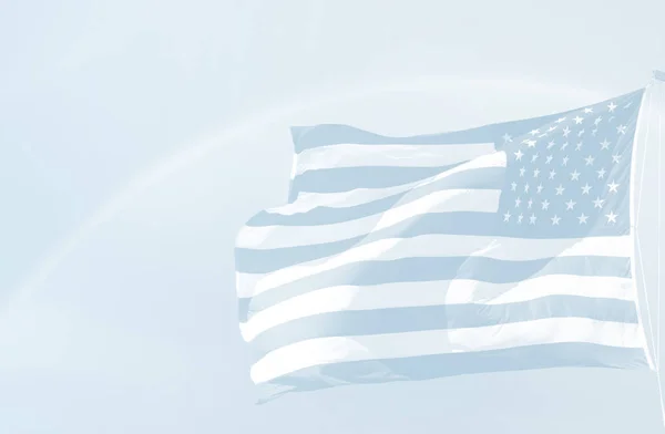 Licht Blauw Beeld Van Amerikaanse Vlag Zwaaien Tegen Een Bewolkte — Stockfoto