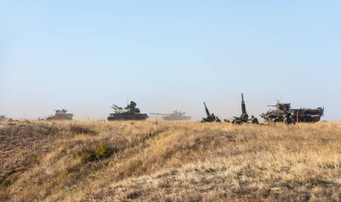 Donetsk Reg, Ukrayna - Okt 12, 2018: Askeri teçhizat bir askeri eğitim zemin, karmaşık taktik çalışmaları sırasında çeşitli askeri kuvvetlerinin Donetsk bölgesi kıyı alan savunma