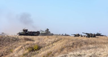 Donetsk Reg, Ukrayna - Okt 12, 2018: Askeri teçhizat bir askeri eğitim zemin, karmaşık taktik çalışmaları sırasında çeşitli askeri kuvvetlerinin Donetsk bölgesi kıyı alan savunma